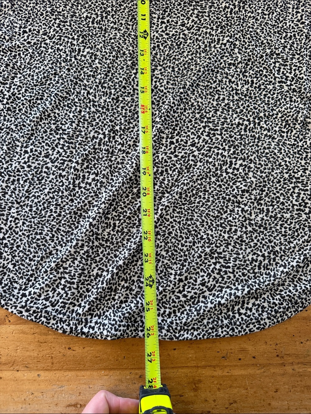 Athleta Breezy Scoop V-neck Tee leopard print size S - Picture 7 of 9